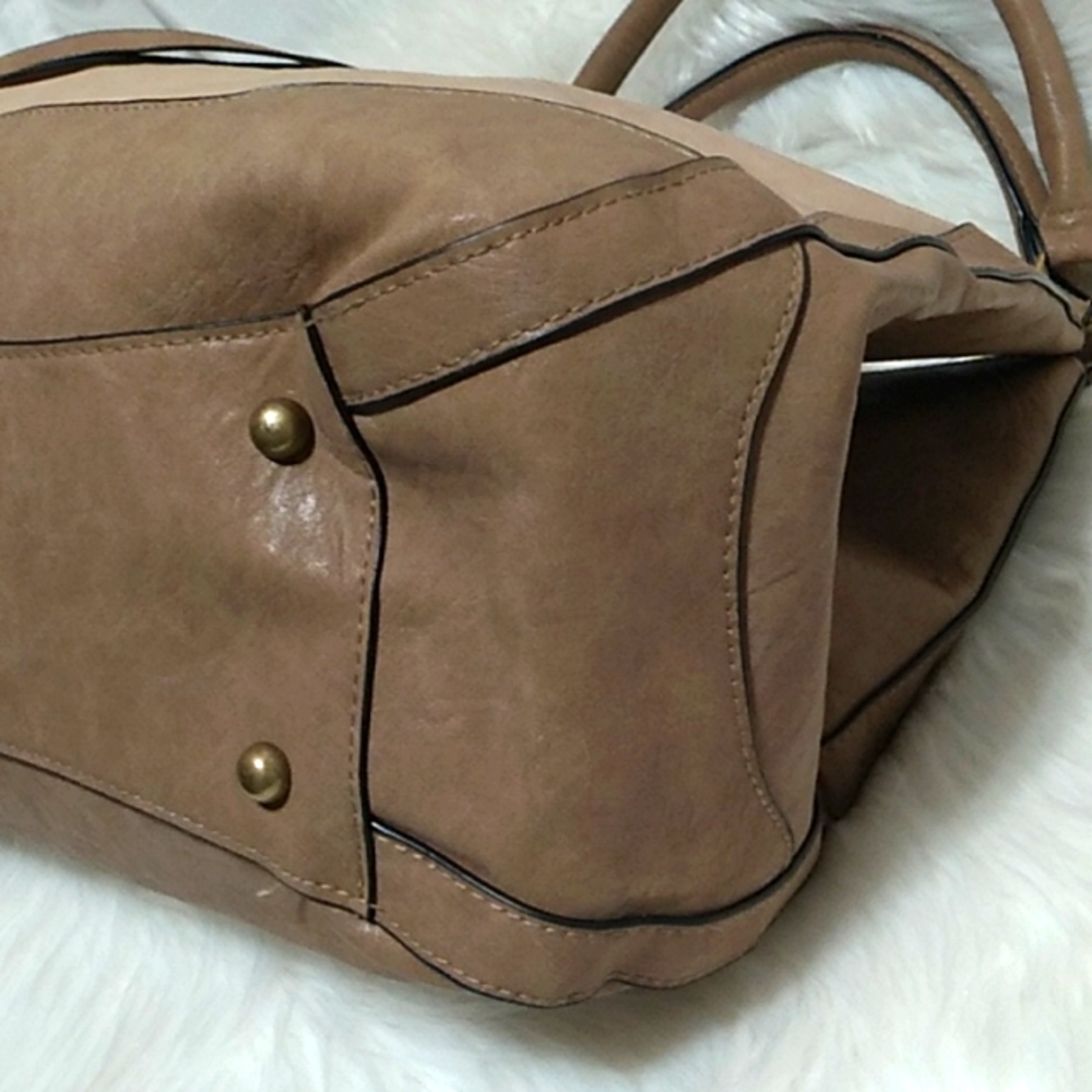 (#31) SALE! Bueno Shoulder Bag In Very Good Condition - Picture 8 of 14